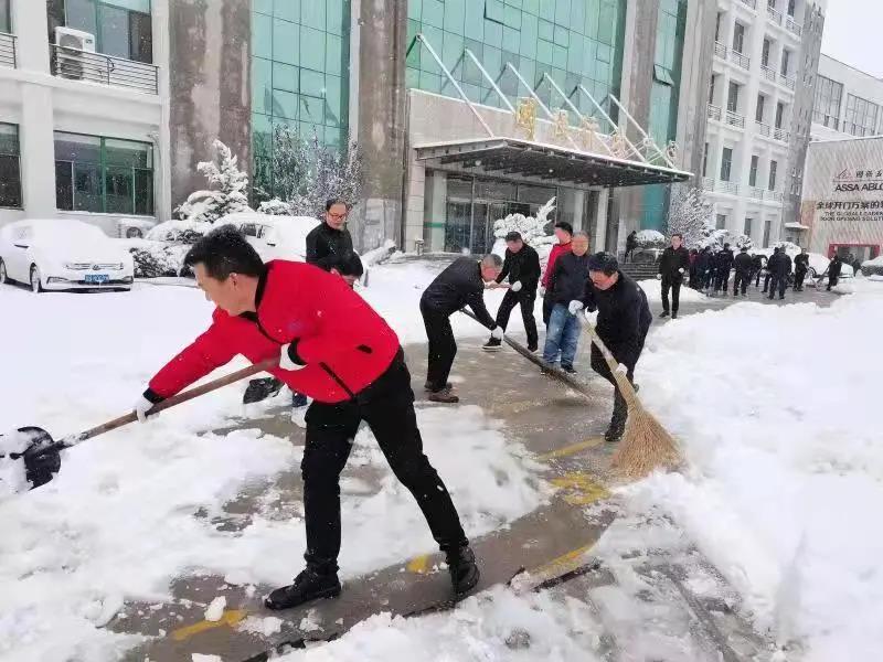 扫雪保畅通，国强暖意浓